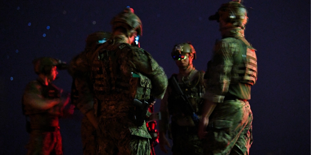 sekcja pięciu żołnierzy US NAVY SEALS, U.S. Air Force photo by Staff Sgt. Corban Lundborg CC-0