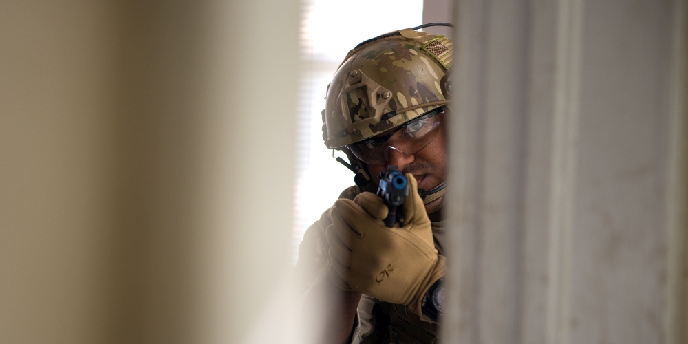 jak operator, zdjęcie: U.S. Air National Guard photo by Master Sgt. Andrew M. LaMoreaux, CC-0