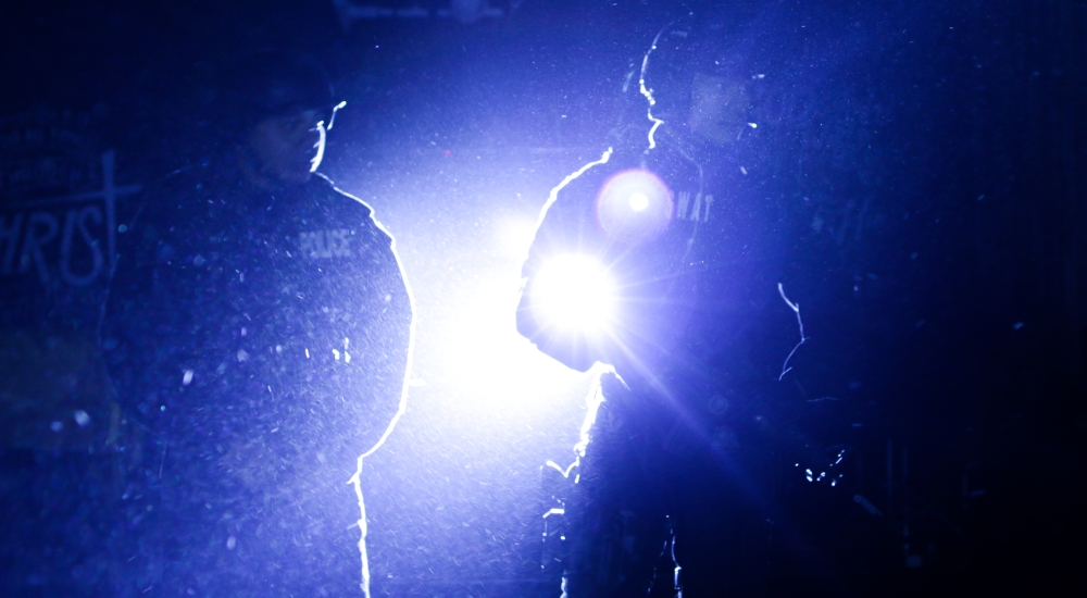 operatorzy SWAT w ciemności z oświetleniem taktycznym