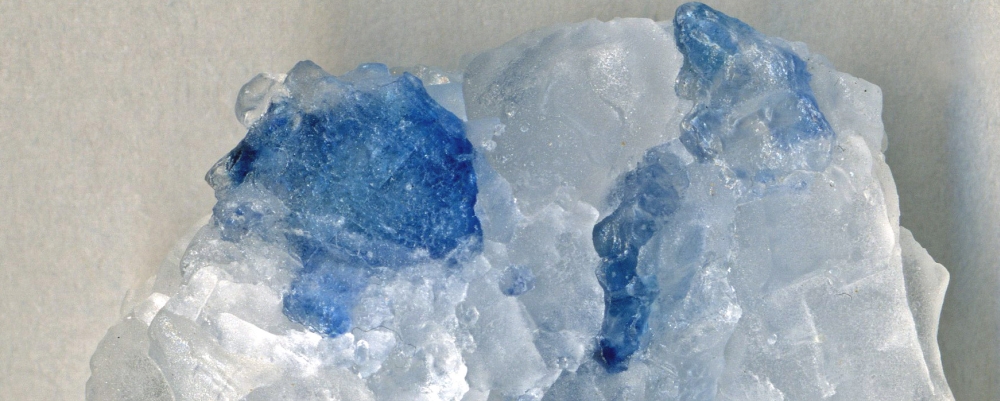 niebieski kryształ soli kuchennej z defektami, zdjęcie: jsj1771@flickr.com_CC-BY